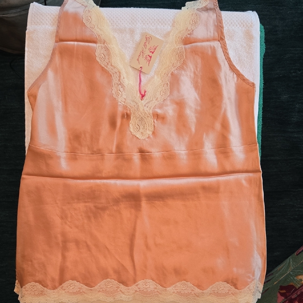 Gold Hawk Peach Satin Chemise with Lace Trim And Detail Size LG. NWT 100% SILK - Picture 7 of 9